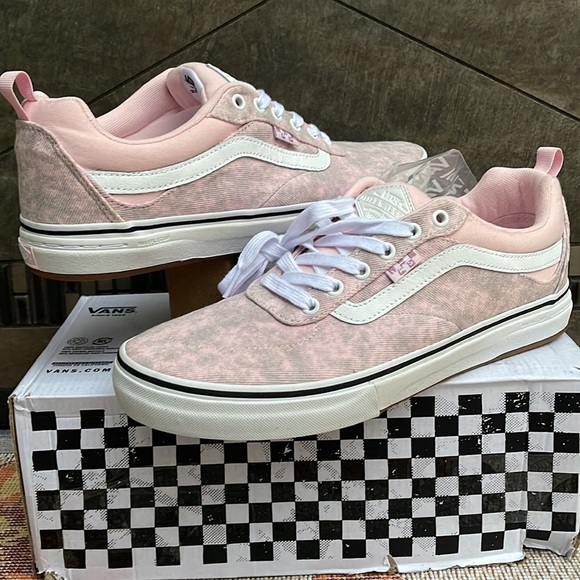 Vans Men’s Kyle Walker
Acid Denim Pink
VN0A5JIEPNK
Sneakers - Picture 9 of 16